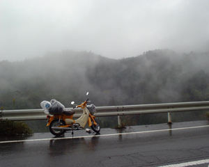 霧に霞む山